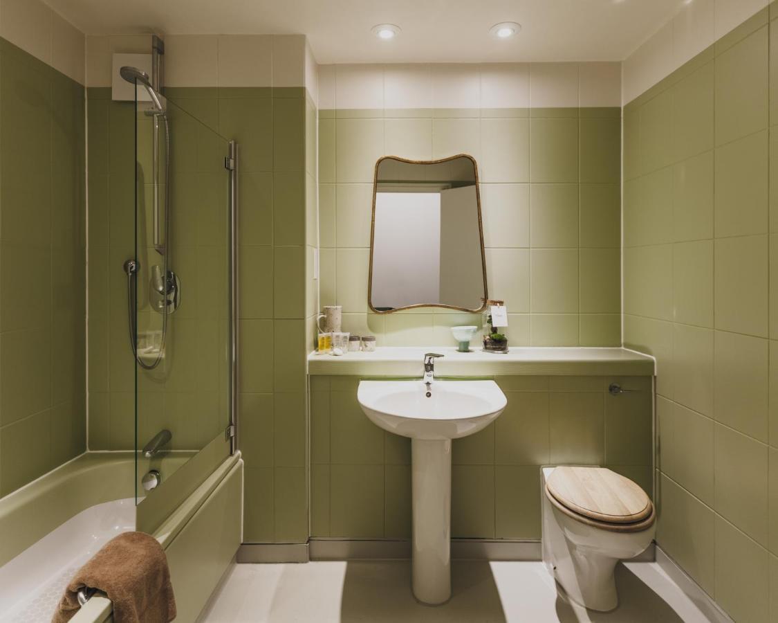 Theobalds Estate Hotel Уолтъм Крос Екстериор снимка